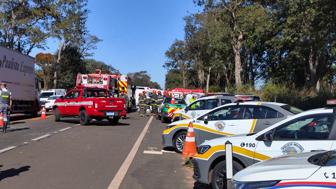 Foto 5 de 6 — AGORA: Acidente na SP-255 deixa três mortos em Boa Esperança do Sul